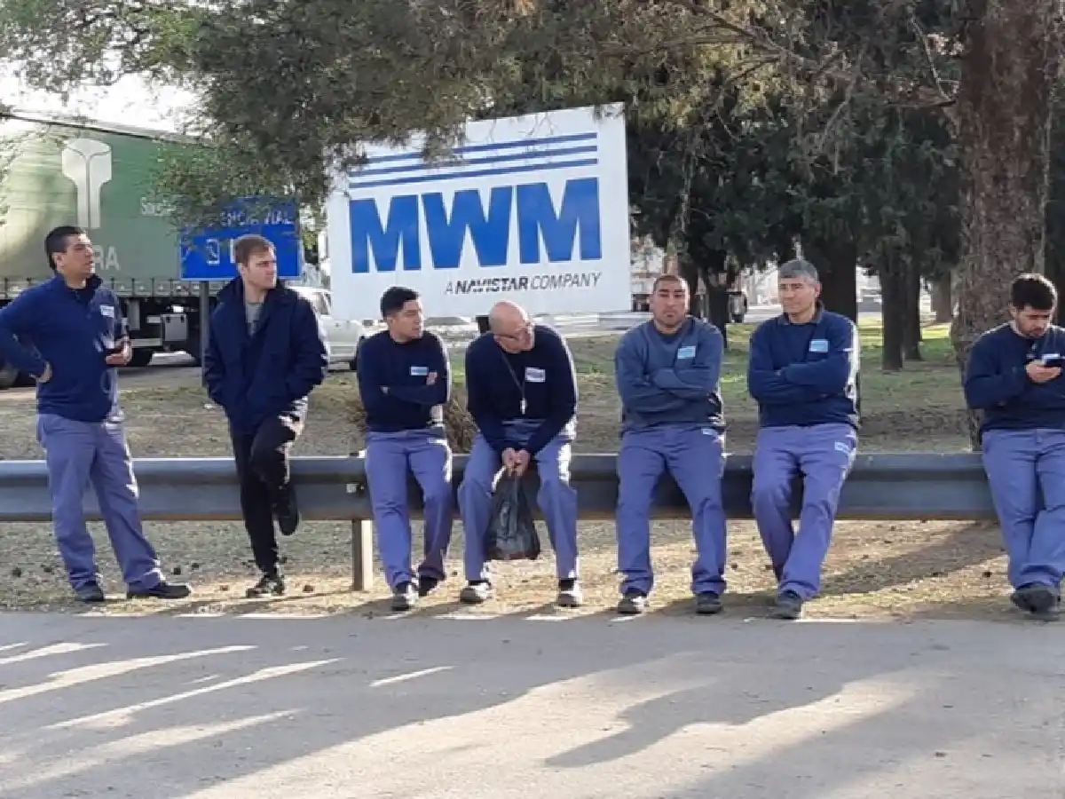 Cerró una autopartista y 100  empleados quedaron en la calle