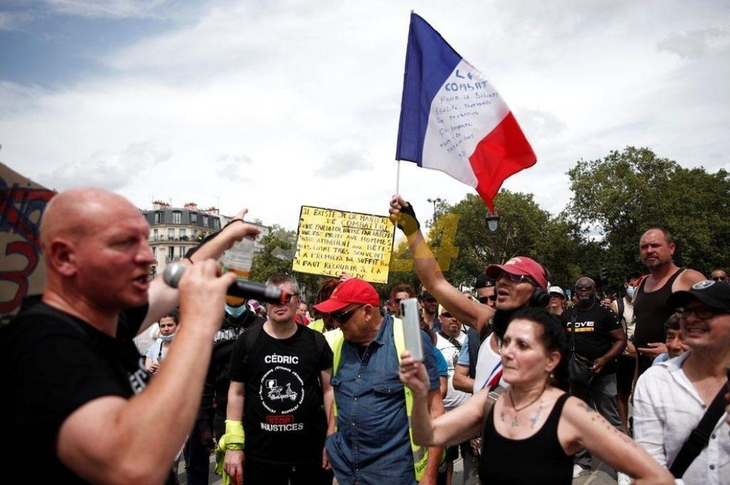 Masivas protestas en Francia contra el pase sanitario