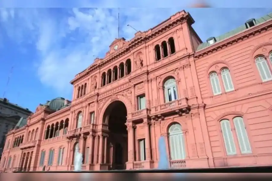 El Gobierno oficializó la suspensión de la pauta publicitaria en los medios por un año
