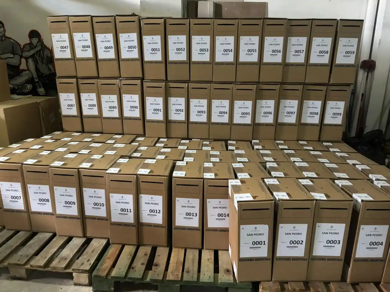 Las urnas quedaron en el Correo, con custodia policial permanente.