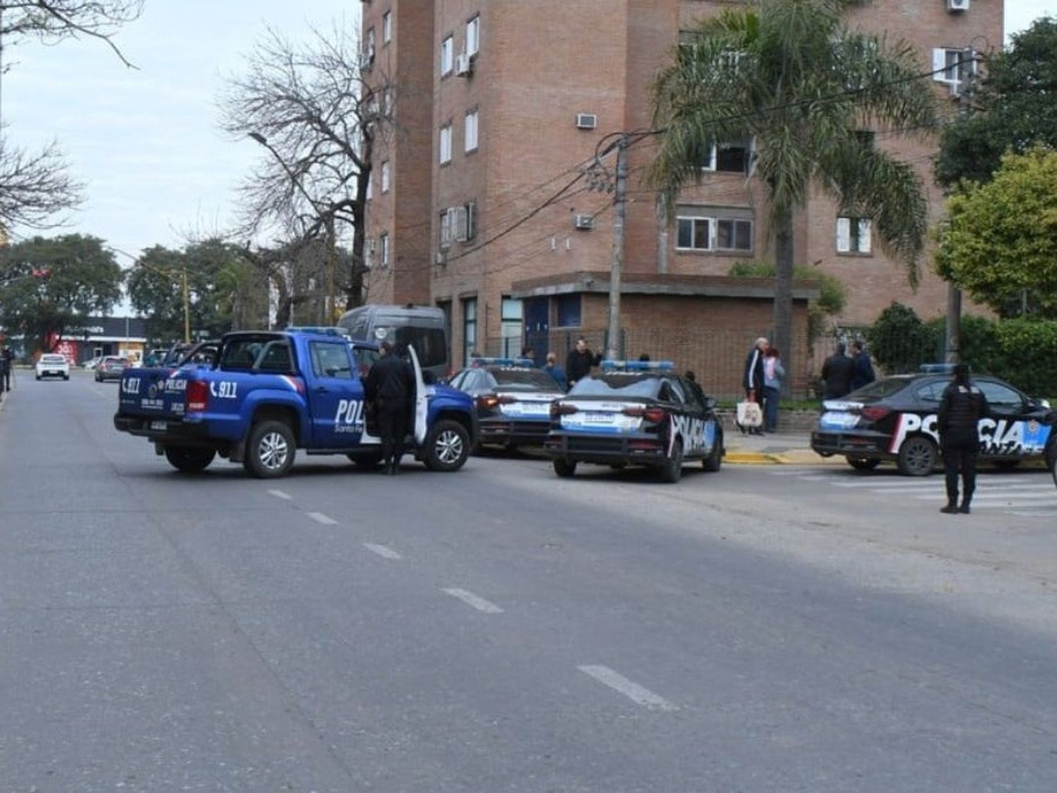 policías en el edificio donde murieron 3 personas por monóxido de carbono