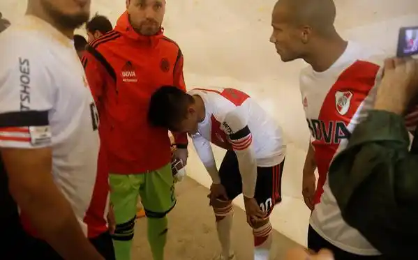 Escándalo en Copa Libertadores: Se suspendió el superclásico por agresión de hinchas de Boca a jugadores de River