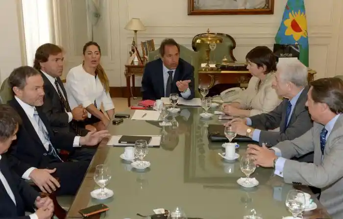 Previo al encuentro con docentes, Scioli se reunió con su gabinete 