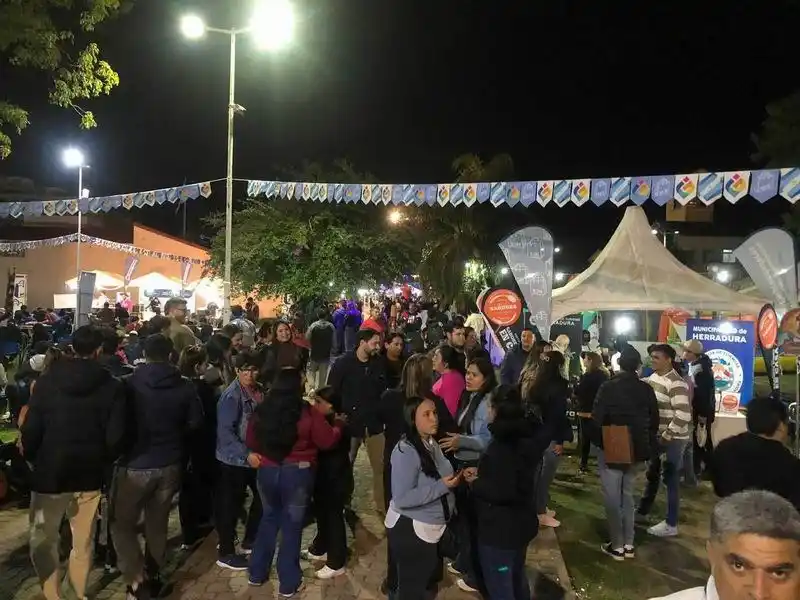Se desarrolló con éxito el especial patrio del
mercado comunitario de emprendedores