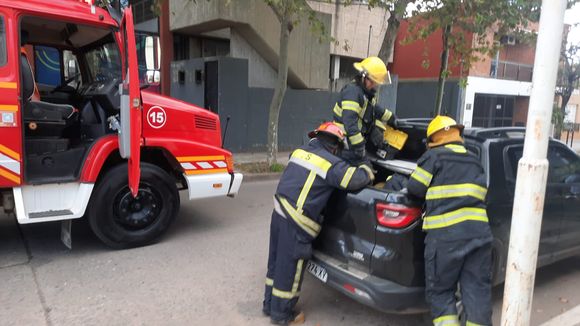 Bomberos controlaba pérdida de gas en una camioneta en el centro
