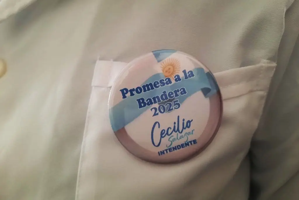 Los distintivos decían “Cecilio Salazar Intendente” y fueron repartidos a los alumnos en el acto patrio.