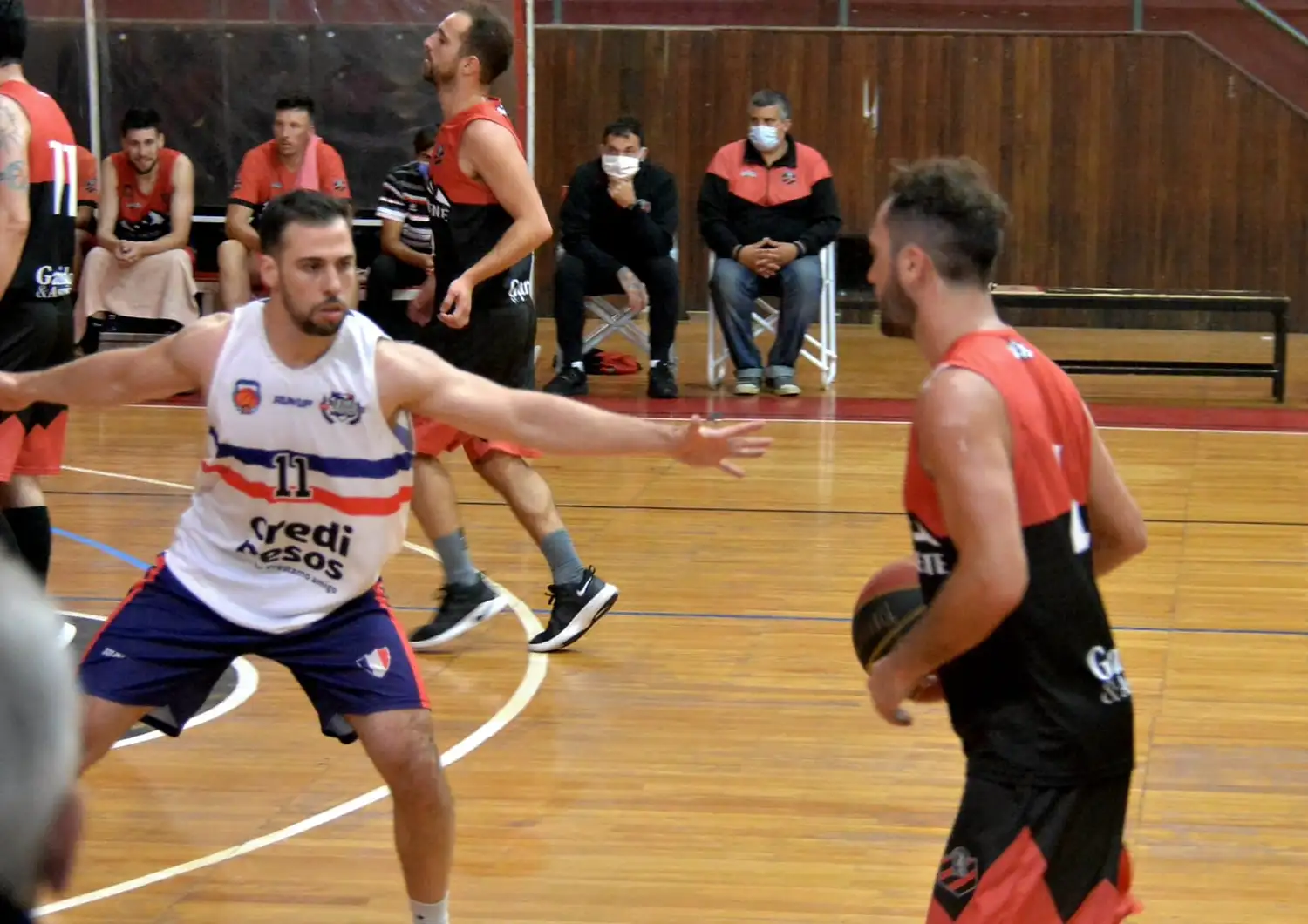Luciano Tantos conduce un ataque en la victoria ante Platense.
