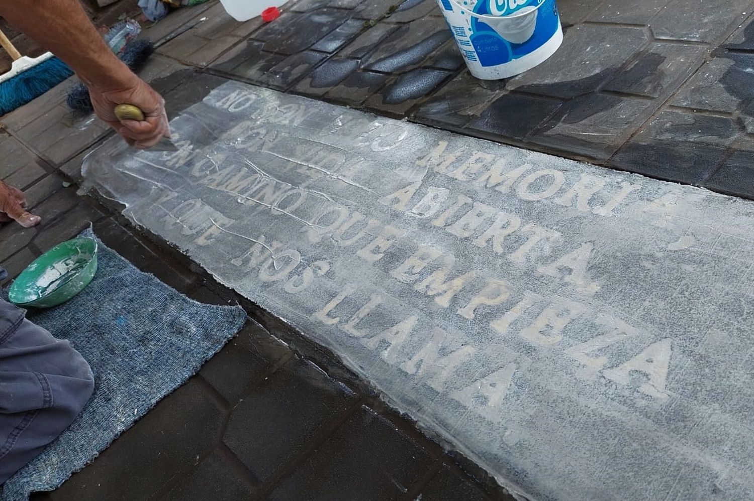 El año pasado descubrieron una nueva baldosa en la palza Belgrano.