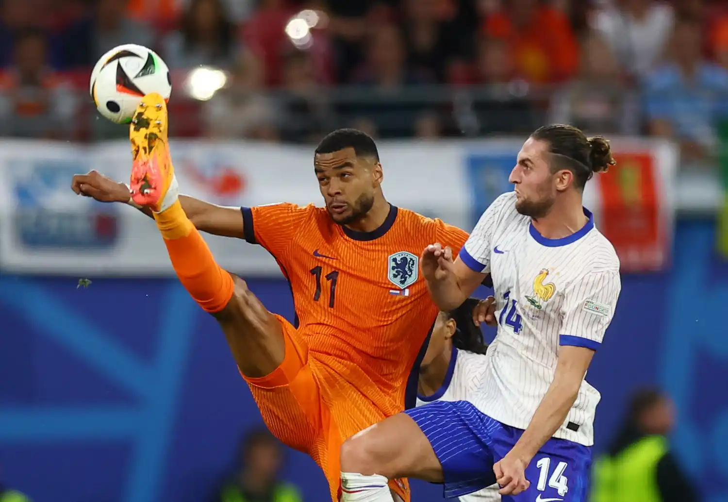 El duelo entre Gakpo y Rabiot en Leipzig.