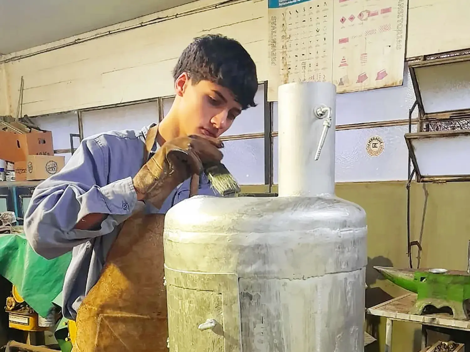 Con materiales reciclados, estudiantes de Colón fabrican salamandras para donar a familias
