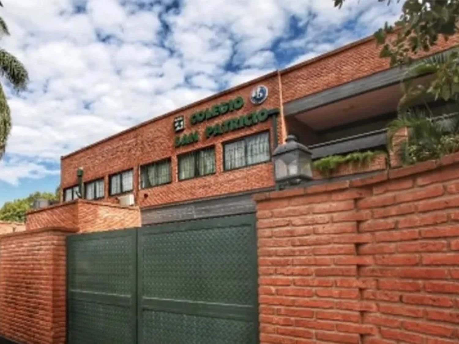 Polémica por colegio que pidió a los padres vestir "ropa adecuada"