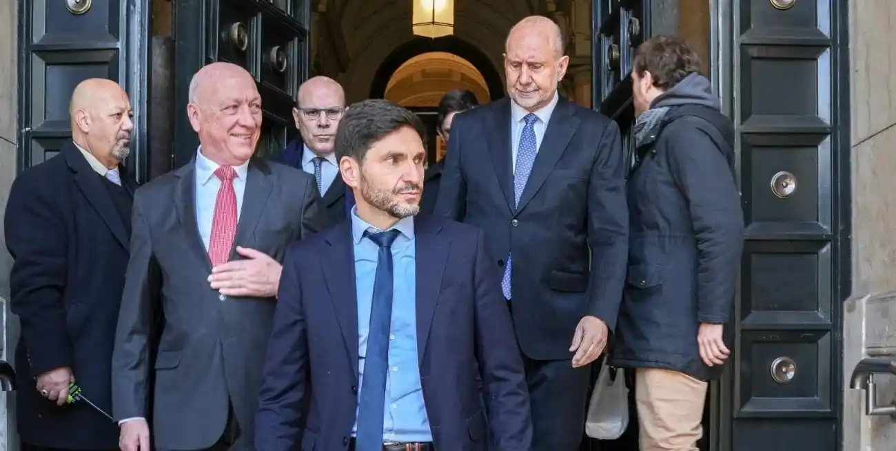 Pullaro asistió a la audiencia de conciliación en la Corte Suprema de Justicia de la Nación acompañado por sus antecesores, Antonio Bonfatti y Omar Perotti. Crédito: Archivo El Litoral.