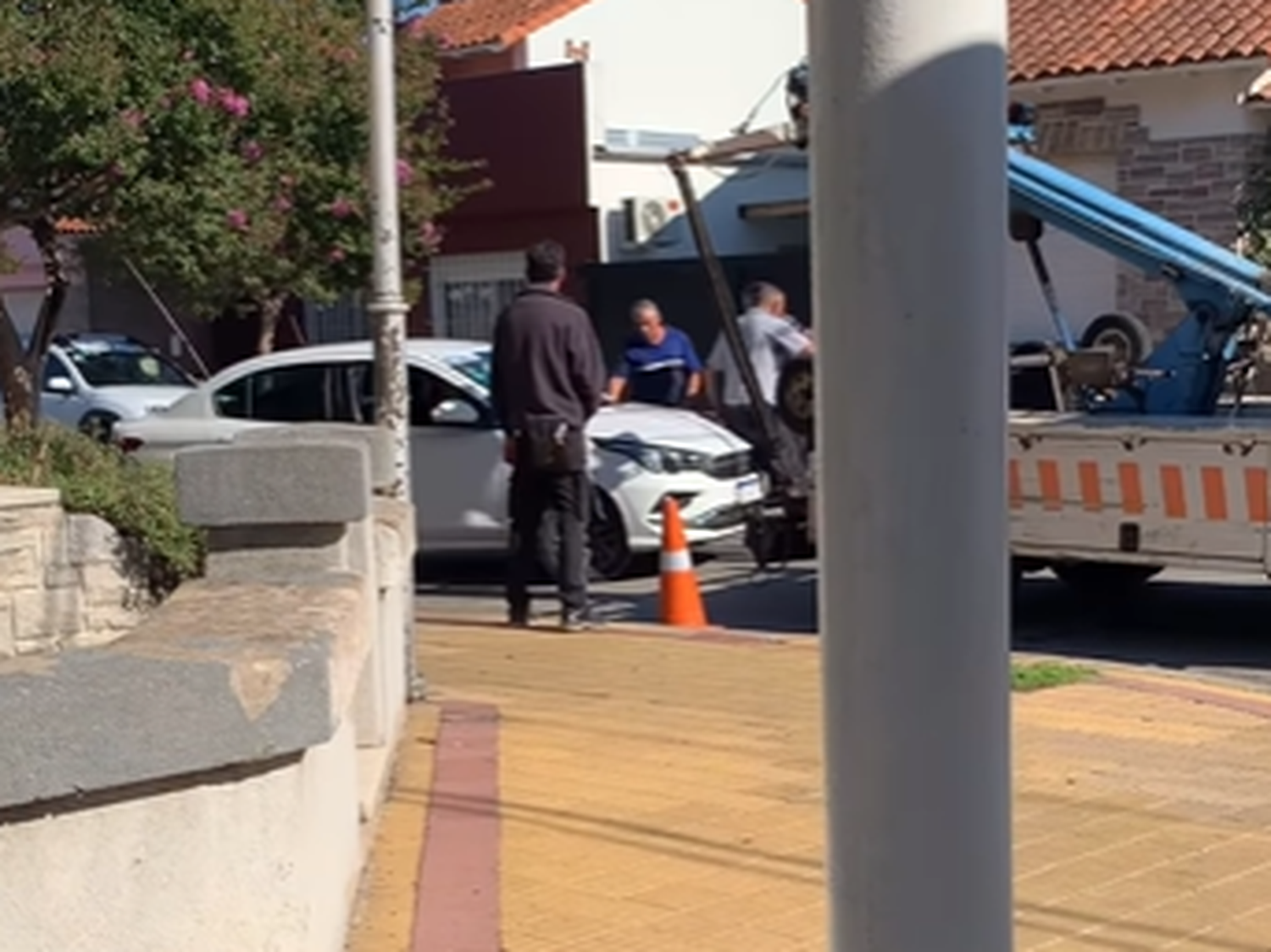 Un chofer de Uber se resistió al secuestro de su auto y atropelló a un agente de tránsito y a un policía
