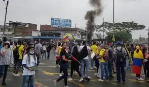 Dos policías heridos en nuevos enfrentamientos en Cali