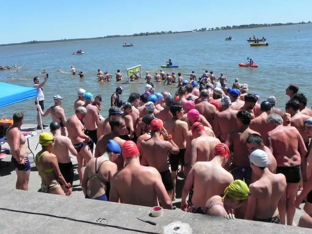 Nadadores locales y de distintas localidades de la provincia participaron de la competencia de aguas abiertas