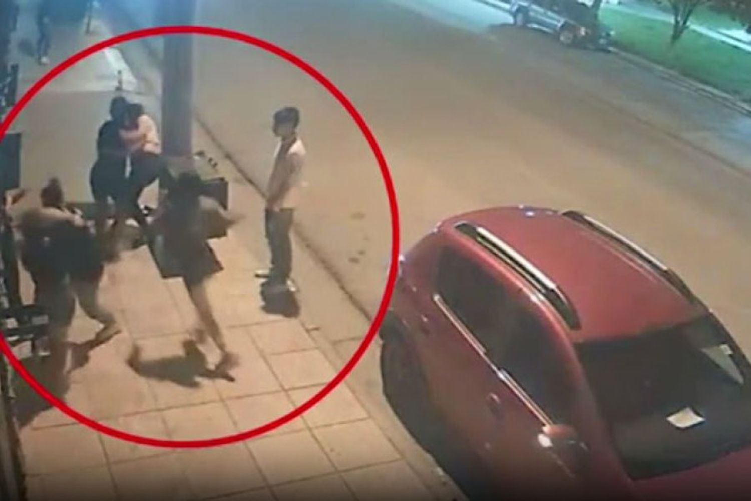 Impactantes imágenes: le fracturan el maxilar de una patada a una joven afuera de un boliche