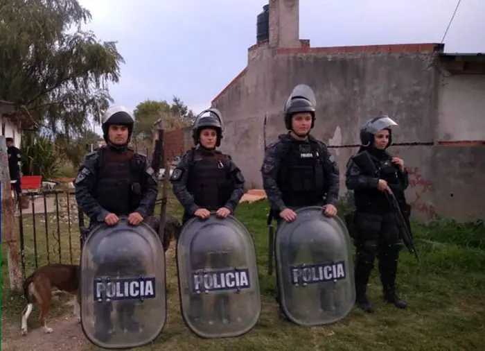 Asalto a un remisero: allanan la vivienda de un sospechoso