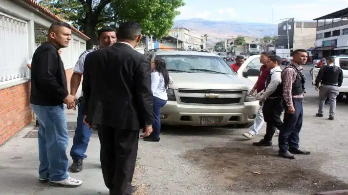 POR SALIR CON SUS AMIGAS: padre asesina  de un tiro en la cabeza a su hija adolescente