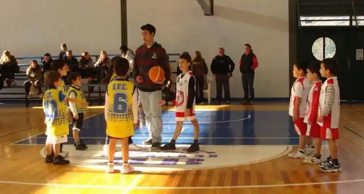 Avanza con éxito el torneo de básquet local
