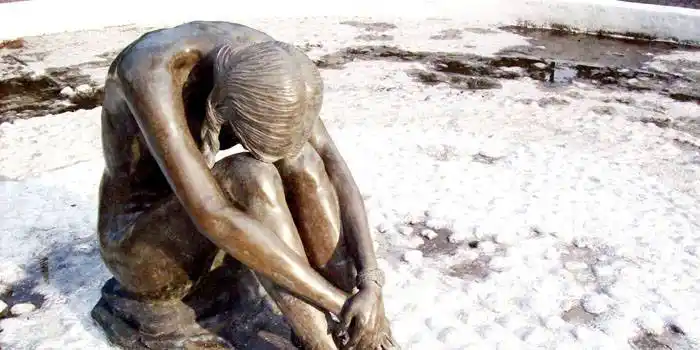 Sentirse solo y aislado nos daña el corazón