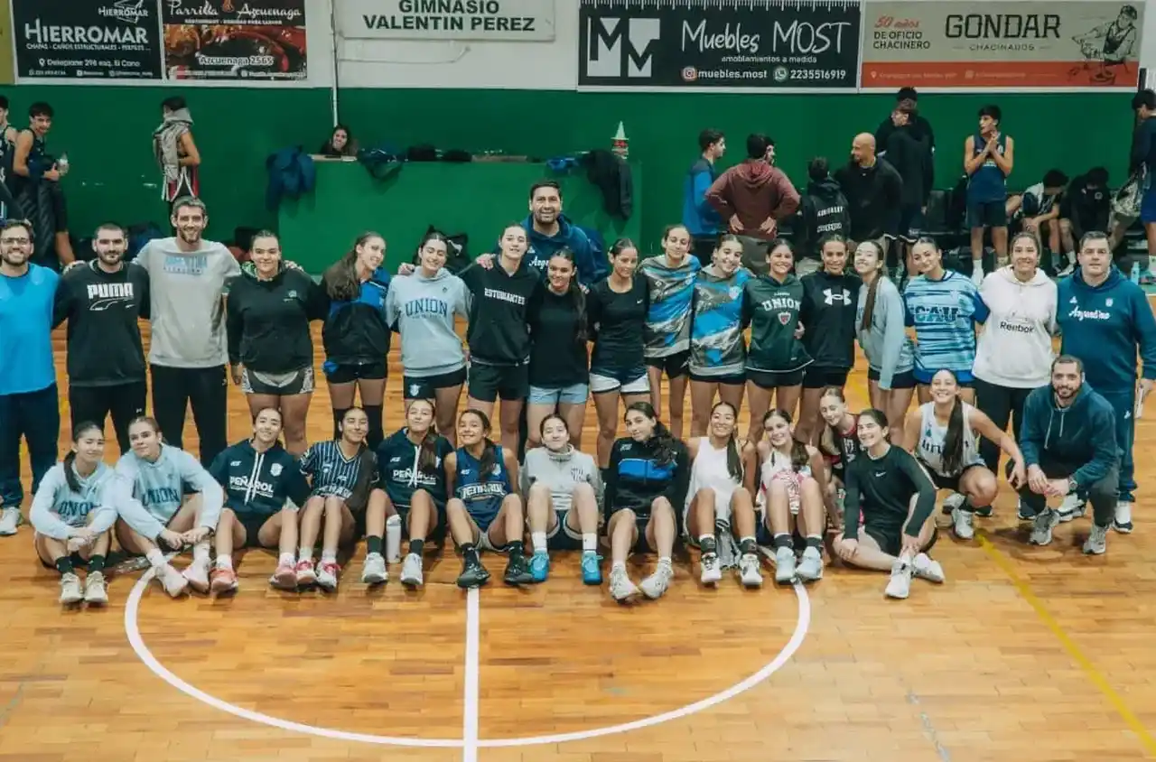 Los chicos posan junto a los responsables de la jornada. Foto Prensa AMB