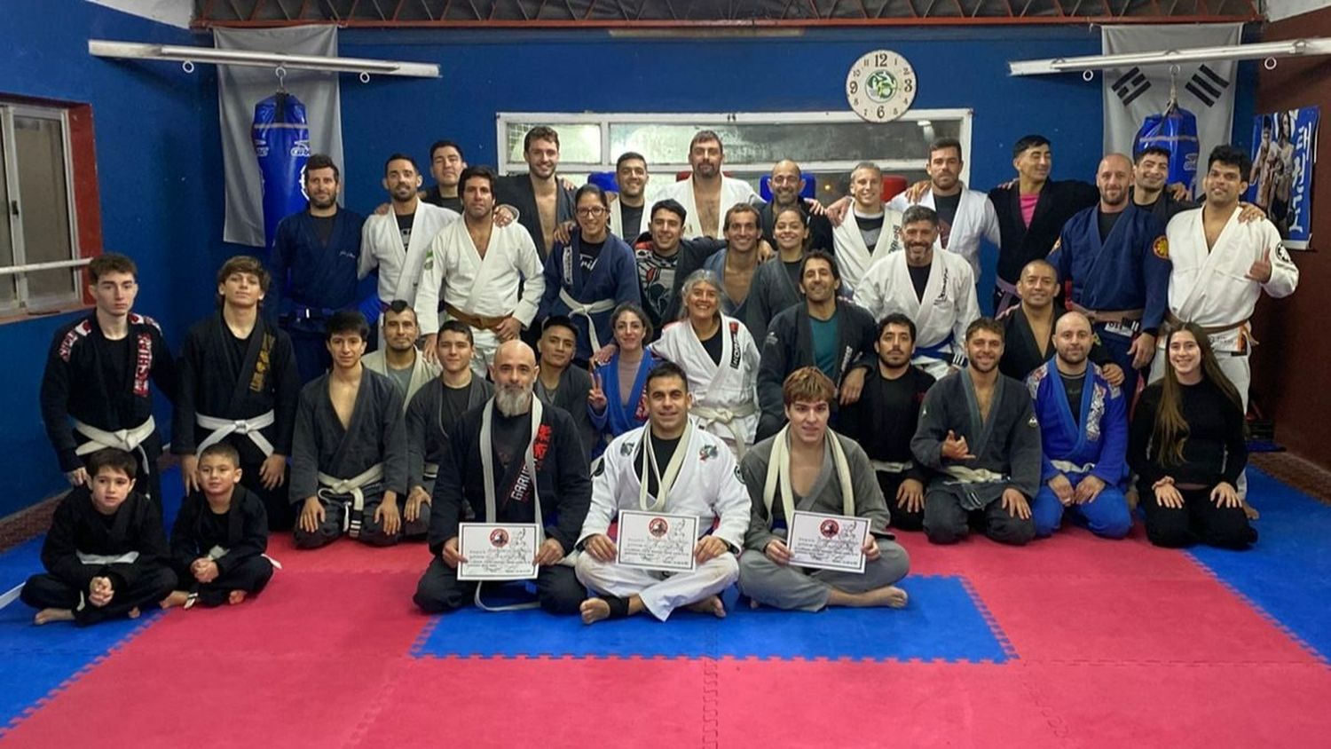 Seminario y graduaciones de alumnos en la Academia de Artes Marciales Correa