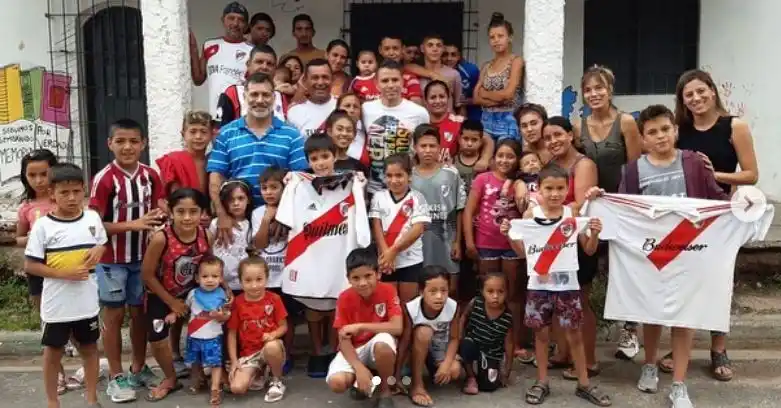 Saviola solidario en Entre Ríos: ayudó a unos niños que quieren hacer una canchita