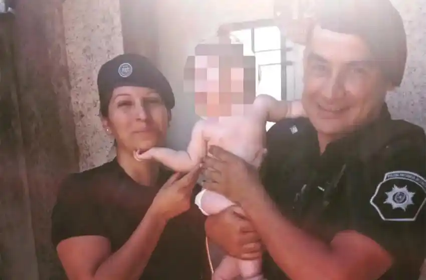 Una beba de 7 meses se descompensó y dos policías le salvaron la vida con maniobras de RCP