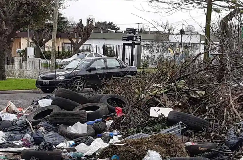 Conviven con ratas y basura a metros de dos escuelas