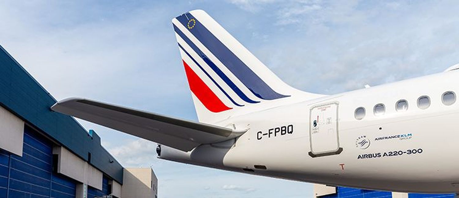 El primer Airbus A220 de Air France salió del taller de pintura