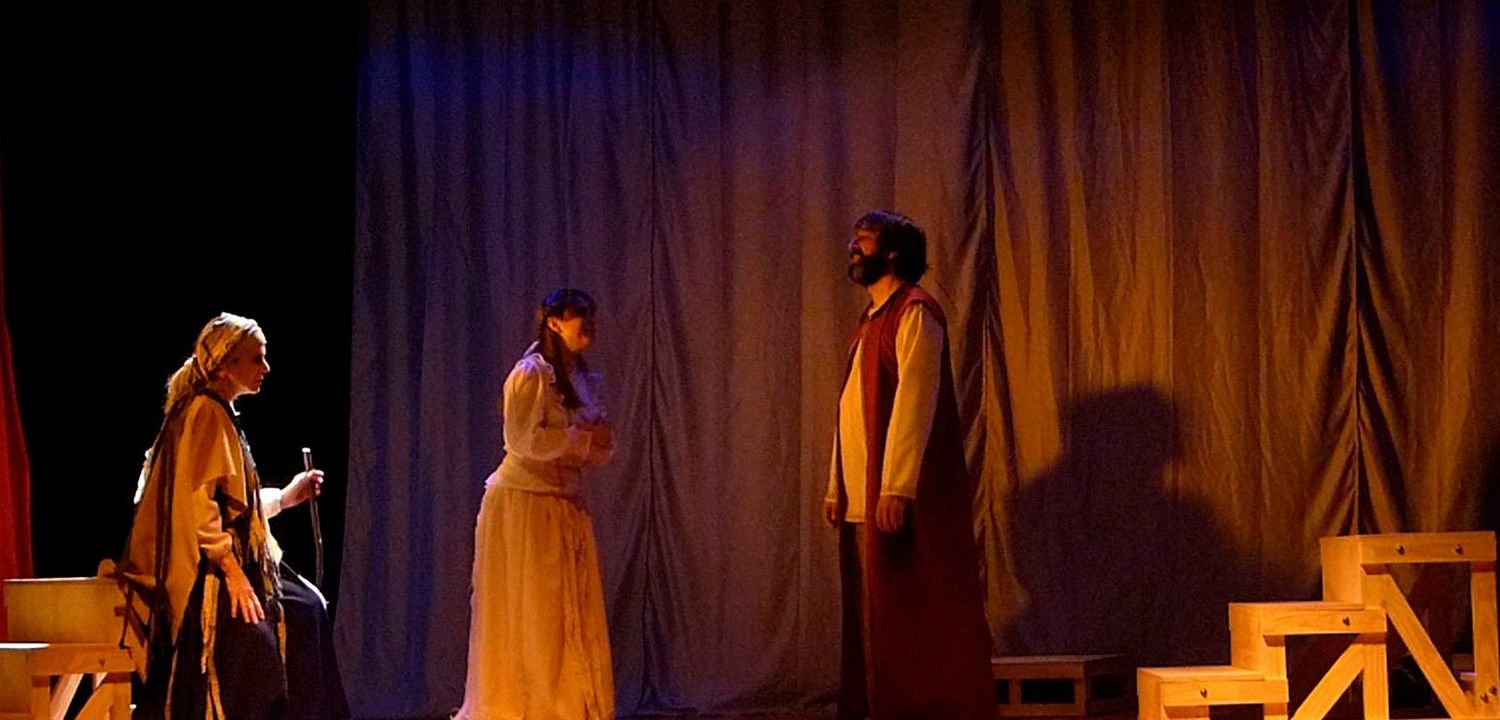 Regresa a escena “Romance de lobos”