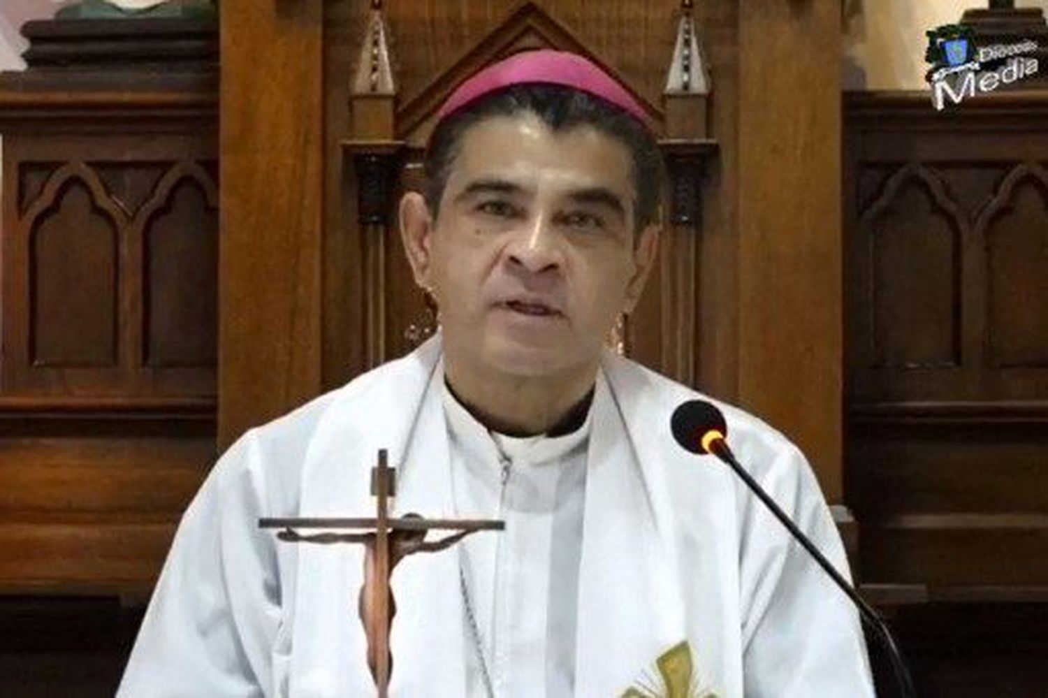En esta captura de pantalla obtenida de una transmisión en vivo de la página de Facebook de la Diócesis de Matagalpa, Monseñor Rolando Álvarez habla durante una misa en Matagalpa, Nicaragua, el 5 de agosto de 2022. 