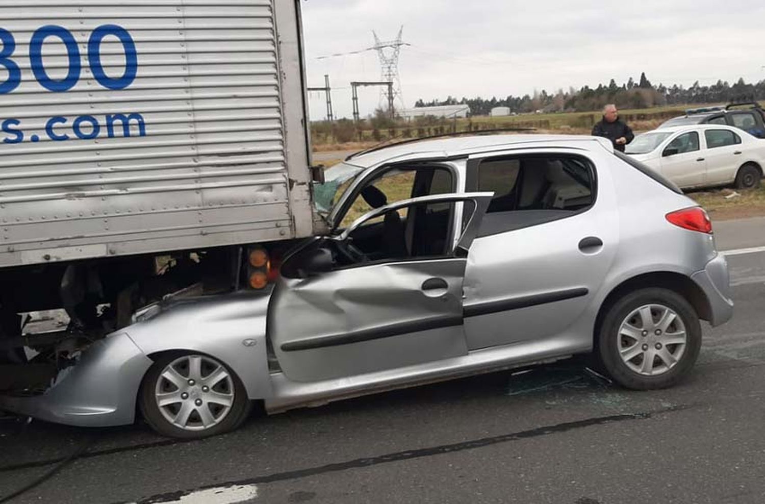 Dos heridos tras un fuerte choque en la autopista Rosario-Buenos Aires