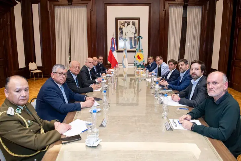 Axel Kicillof recibió a autoridades chilenas y confirman la clausura de la cancha de Independiente