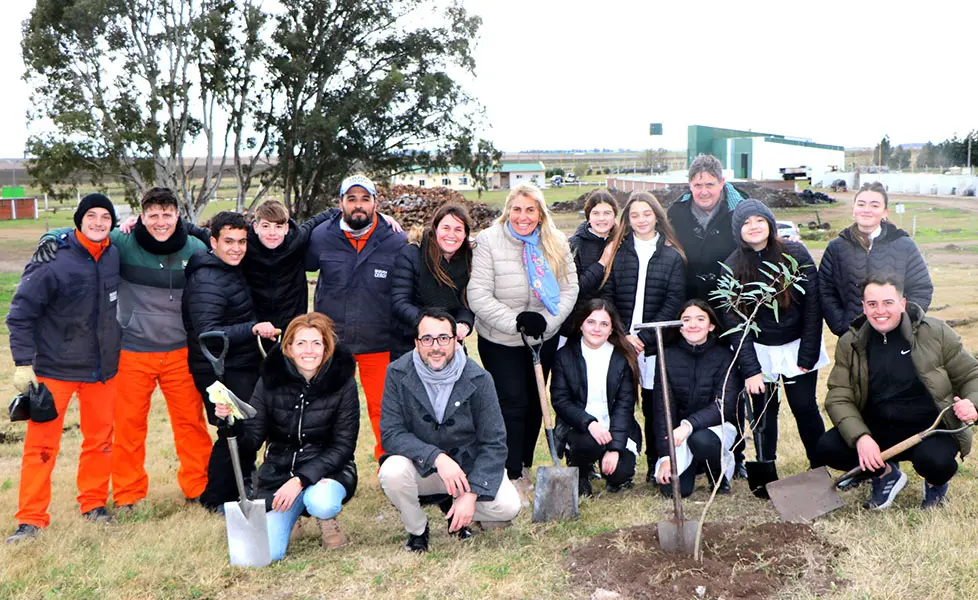 Plantaron árboles en el viejo Basural de San Cayetano