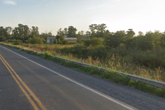 Un auto volcó tras chocar contra un camión en la ruta 18