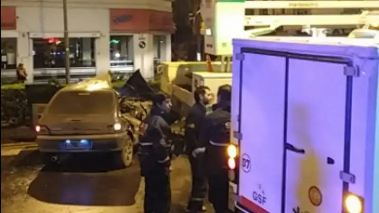 Murió tras chocar su auto contra un camión de Alumbrado Público