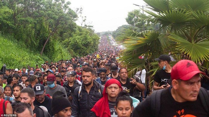 Los migrantes elevan consignas en defensa de sus derechos  !No somos criminales!.