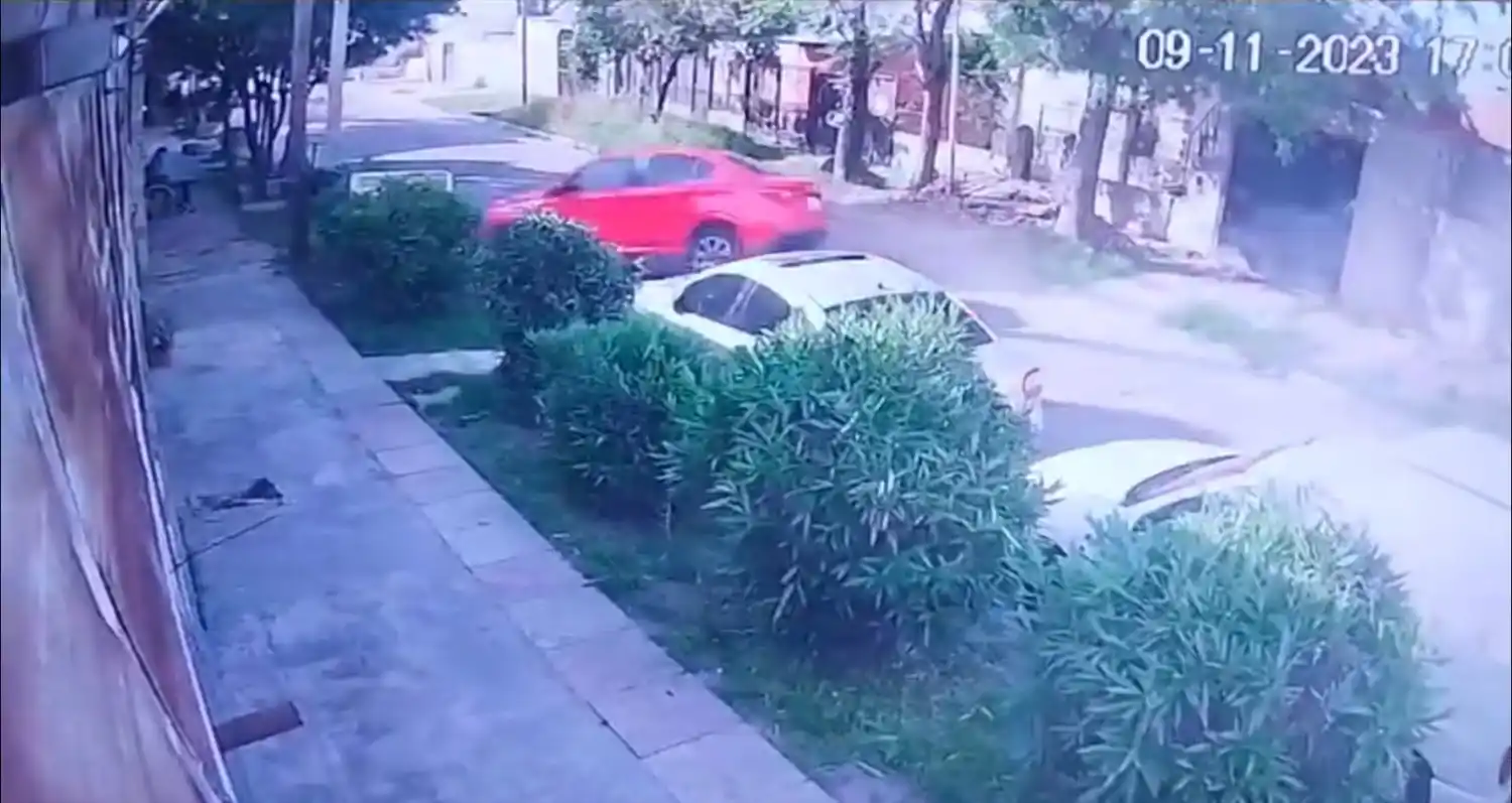 El momento en que la víctima fue atropellada por los delincuentes.