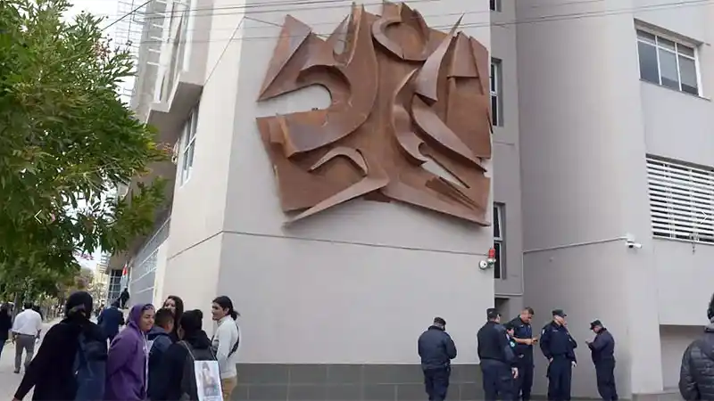 Joven atacó brutalmente a su novia en un motel tras un mensaje por Whatsapp