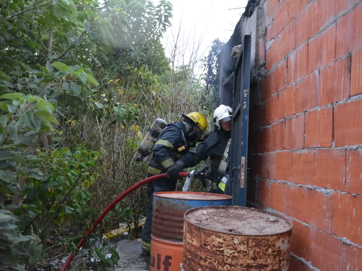 Incendio provocó la destrucción total de una vivienda en Plaza San Francisco 