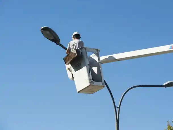 La Municipalidad adjudicó el mantenimiento del alumbrado público a tres empresas