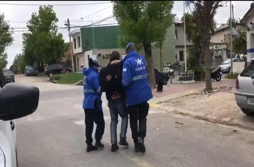 Incumplió la orden de restricción para acercarse a su madre y quedó detenido