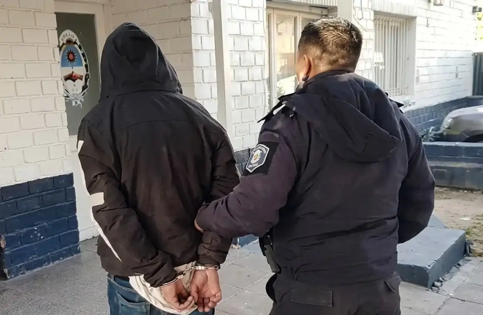El hecho se suma a una seguidilla de intervenciones policiales recientes vinculadas a conductas disruptivas en espacios públicos.