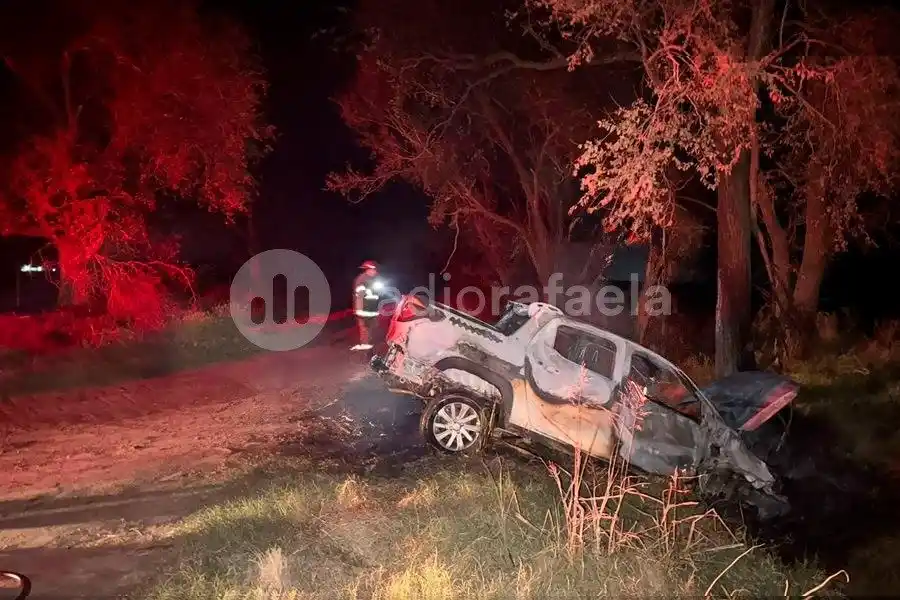 Perdió el control del auto, cayó  a una cuneta y se prendió fuego