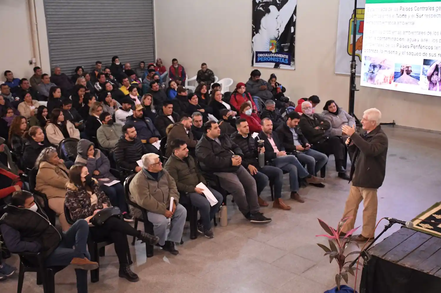 Disertación sobre el desafío ambiental en la sede de Valores Ciudadanos