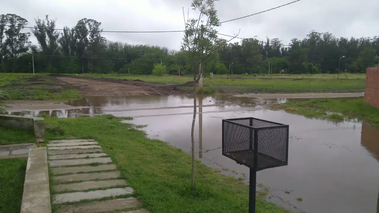 Desde Obras Públicas hicieron una calle más elevada y el agua no corre en el sentido correcto