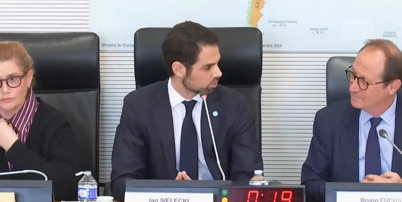 El momento del cuestionamiento de Ian Sielecki.