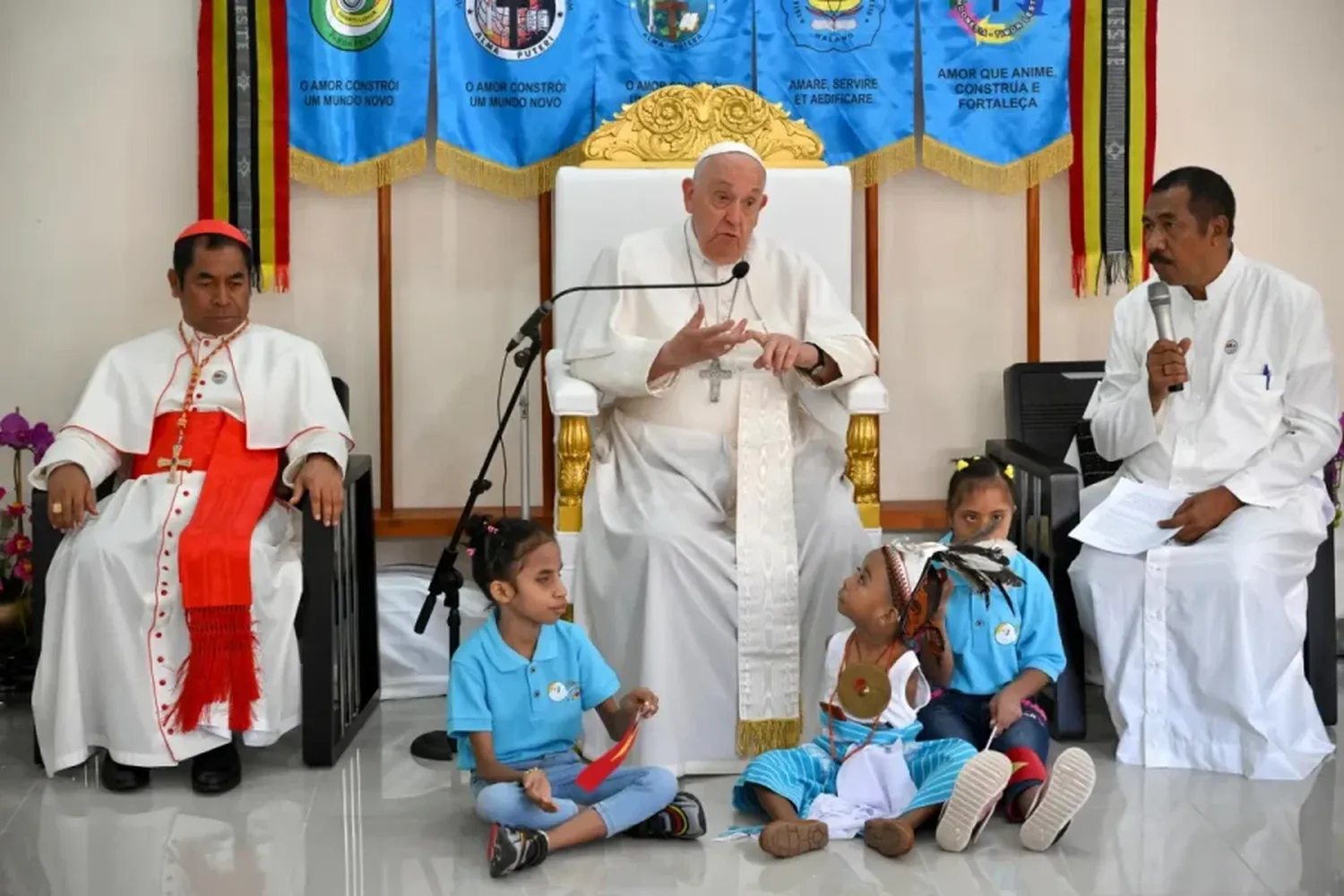 El Papa Francisco (c) visita a niños con discapacidad en la escuela Irmas Alma en Dili (Timor Oriental). EFE/Alessandro Di Meo