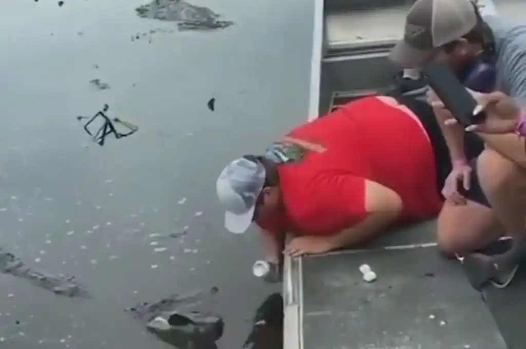 Usó la boca de un caimán para abrir una lata de cerveza